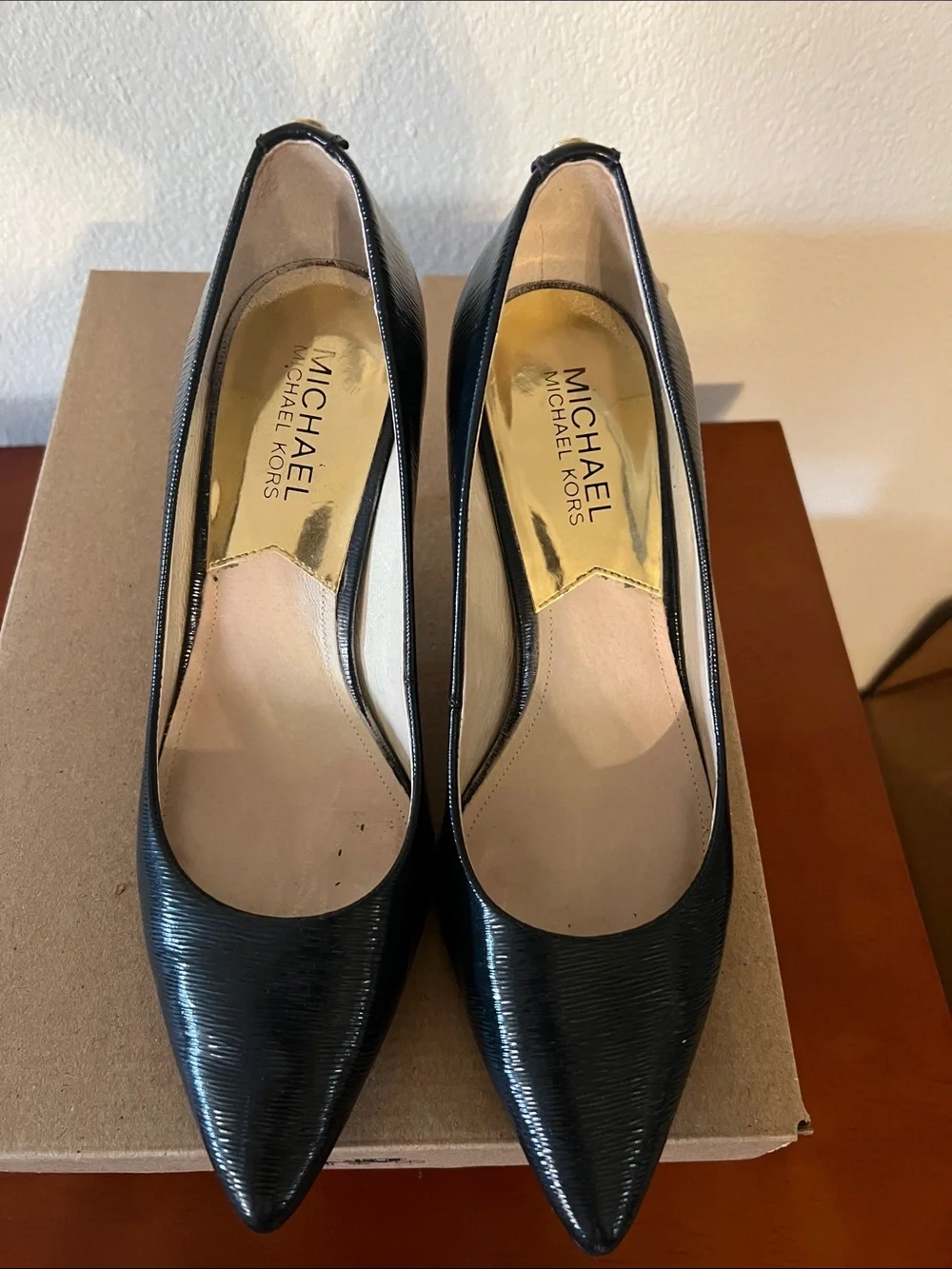 Michael Kors Navy textured real leather pumps. Size 6